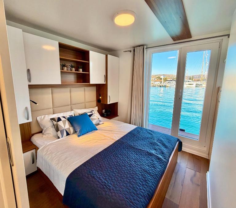 Liberty Floating House with Jacuzzi & Sea View - B&B Portorož