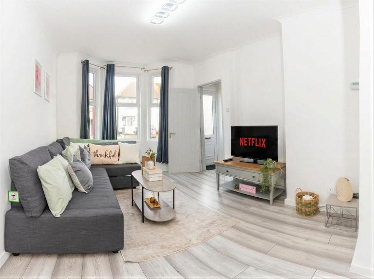 Amanah Properties - Chic 4-Bedroom Home in Wembley with Parking, Perfect for Contractors - B&B Londra