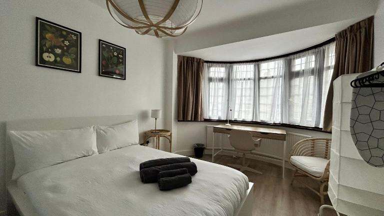 Family Ensuite Room for 3,Piccadilly Line,Work Desk & Easy Tube Access 4 - B&B London