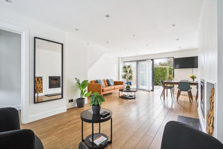 Contemporary 3-Bed House - Parking - By Tempstay - Chambres d'hôtes Windsor