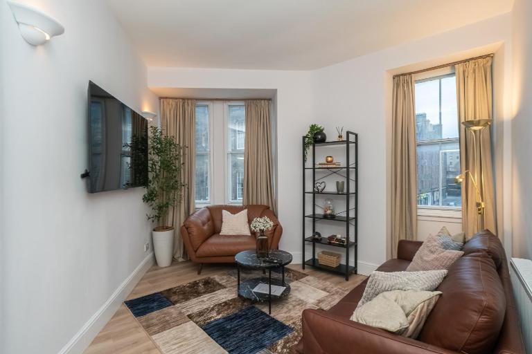 Charming 2-Bed flat Steps from the Royal Mile - Pass the Keys - Ferienwohnung Edinburgh