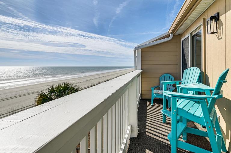 Steps to Pool & Beach: Coastal Carolina Condo! - Chambres d'hôtes Myrtle Beach
