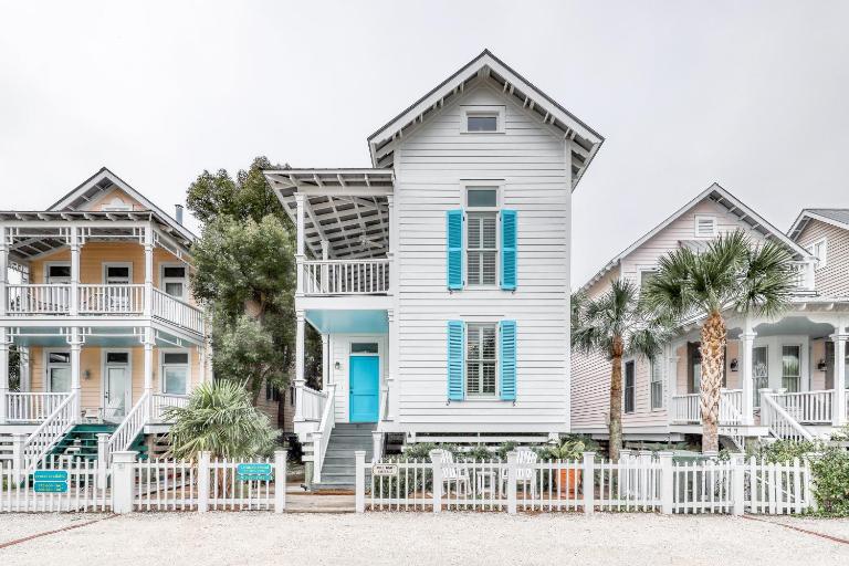 Charleston-style cottage w/ lovely decks, steps to the beach & pools - B&B Saint Simons Island