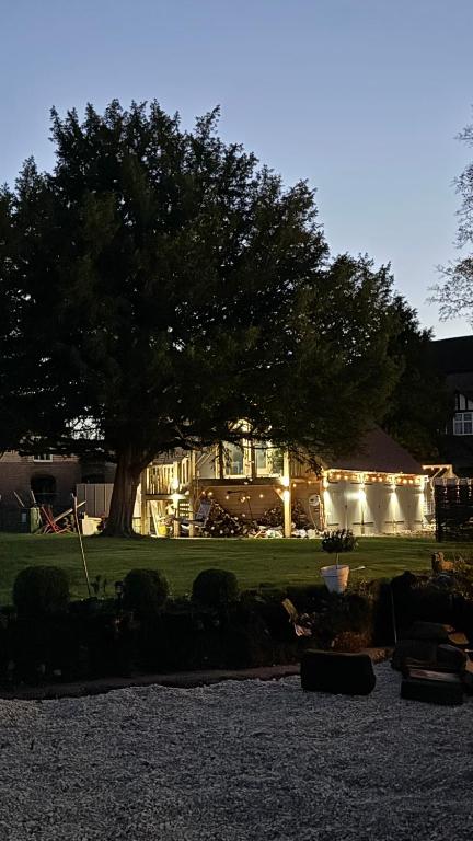 The TreeHouse Hideaway - Bed and Breakfast Shrewsbury