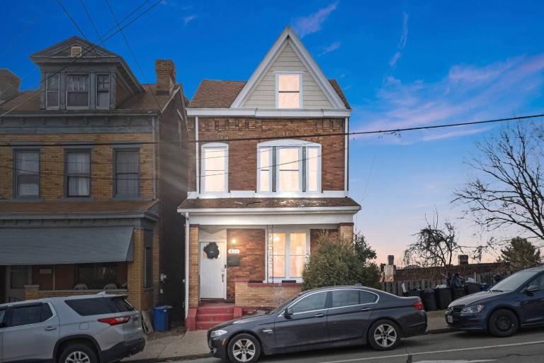 Hot Tub W/6 beds 2 Bath Games & Huge Backyard - Chambres d'hôtes Pittsburgh