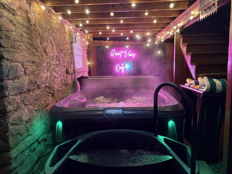 Hot Tub W/ 3 Beds 2 Bath Games & Huge Backyard - B&B Pittsburgh