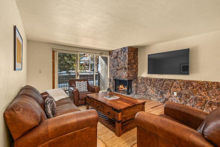 700 Monarch 205, Deluxe Condo with Private Deck & Mountain Views Located 1 Block to Ski Lift - B&B Aspen