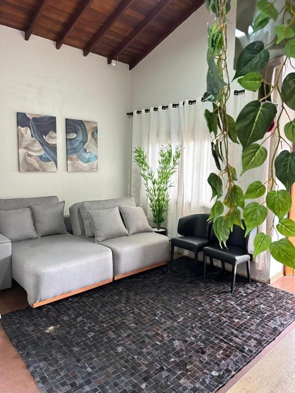 Casa com 2 vagas, ar condicionado perto da Fapi - Bed and Breakfast Ourinhos