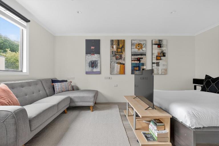 Central Studio with Pool, Gym Access 2mins Walk Beach - B&B Sydney