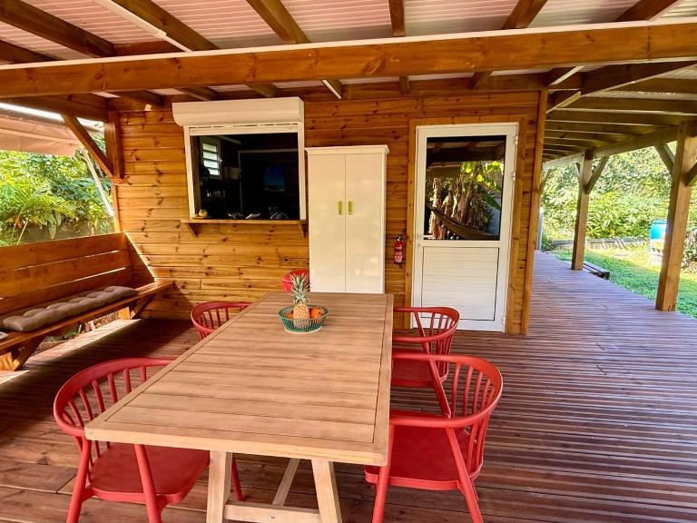 Charmant Bungalow Traditionnel Grande Terrasse - B&B Sainte-Rose