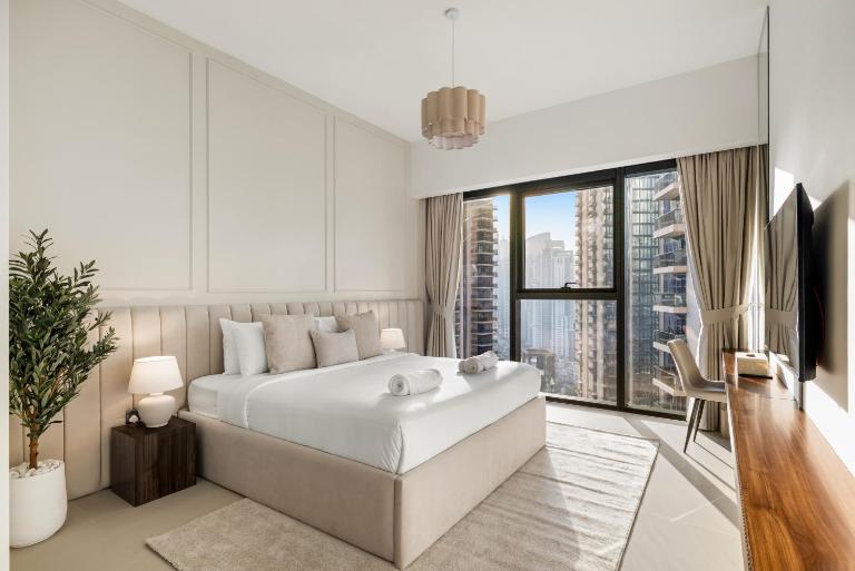 Blissful Stays - Luxury Two Bedroom Apartment at ACT Tower 2, Boulevard, Burj Khalifa, Pool, Near Dubai Mall - Bed and Breakfast Dubai
