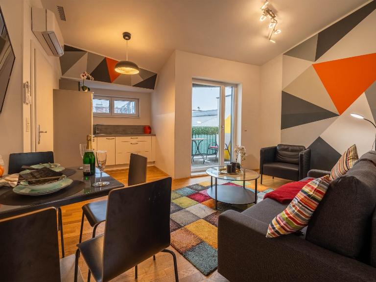 Balcony Apartment for 4 near Naschmarkt & U4 Metro - B&B Vienna