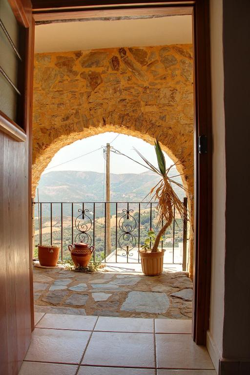 Rogdia Mountain View Apartment - Ferienwohnung Rogdiá