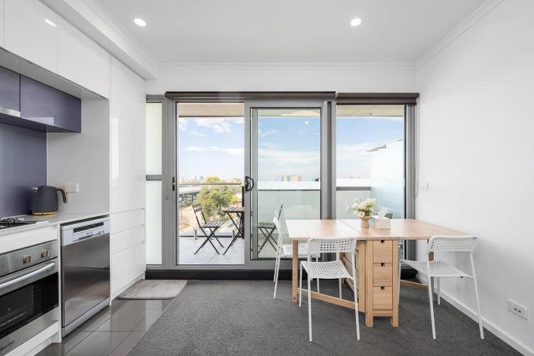Bellview Bright Balcony City View 50m to Train Station - B&B Melbourne