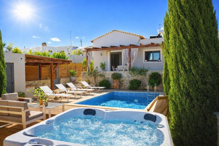 Rose Villa Private Pool & Outdoor Jacuzzi - B&B Roúpes