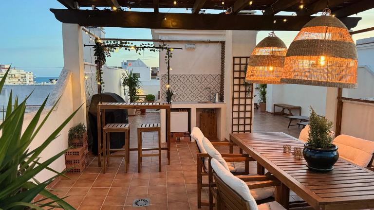 Torrecilla Penthouse with private roof terrace in central Nerja close to the sea - B&B Nerja