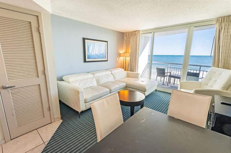 Renovated, contemporary,Nice,low-floor,Oceanfront! - Chambres d'hôtes Myrtle Beach