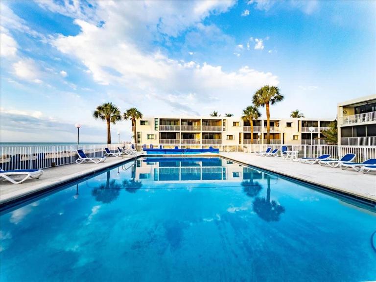 Beachfront oasis, heated pool and garden view #17 - B&B Marathon
