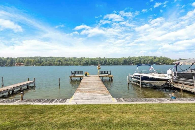 Cozy Clam Lake Waterfront Cottage w Kayaks - B&B Bellaire