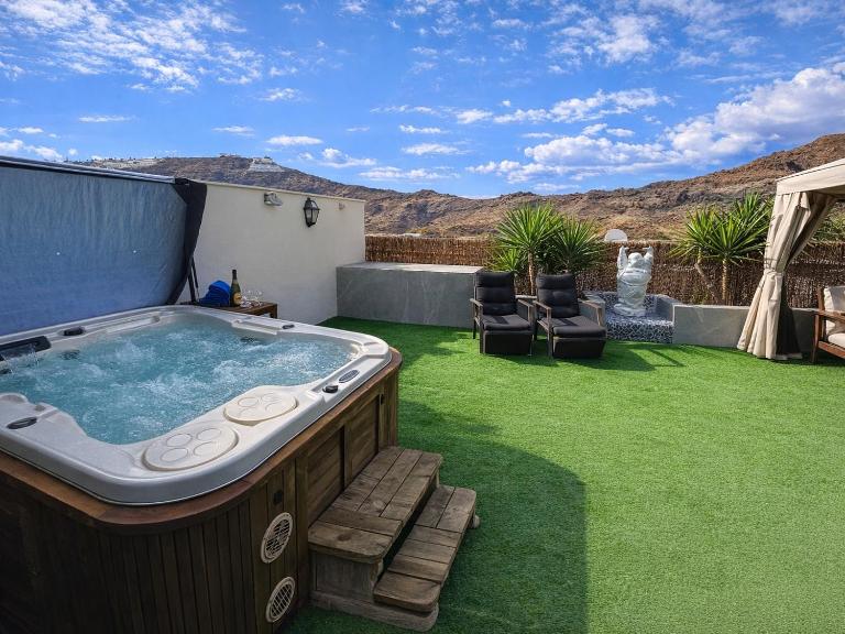 Casa Vikingo Holiday Home with optional Hot Tub - B&B Mogán