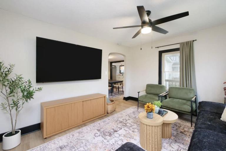 Modernized Historical Home in Downtown Medina with Hot Tub - B&B Medina