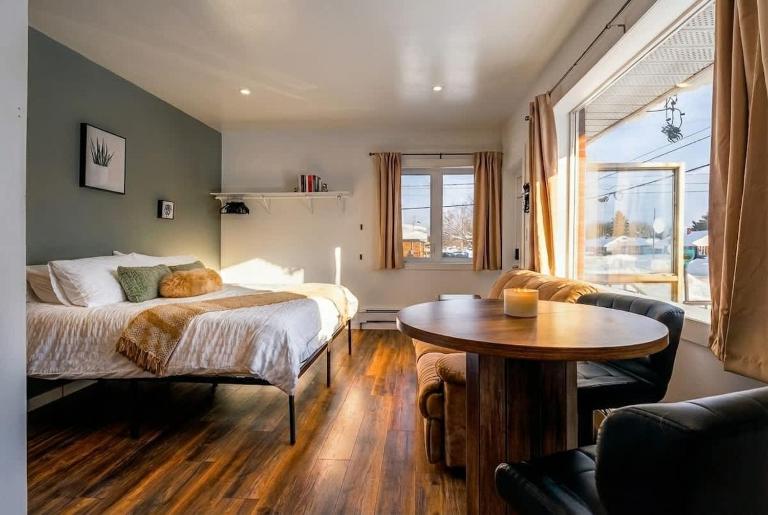 Chic & Cozy Bachelor w Kitchenette New Sudbury - B&B Greater Sudbury