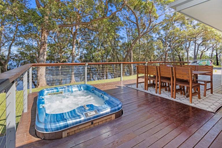 Serenity - Pet Friendly with Spa & Waterfront - Bed and Breakfast Sanctuary Point