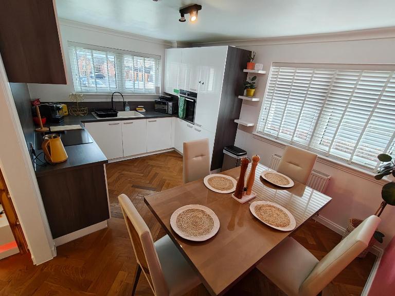 Lovely 2 Bedroom Modern Ground Floor Flat - B&B Clydebank
