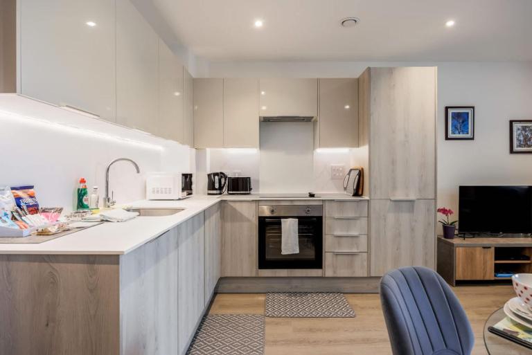 Beau Gite Poole - Moments from Waterfront Restaurants - B&B Poole