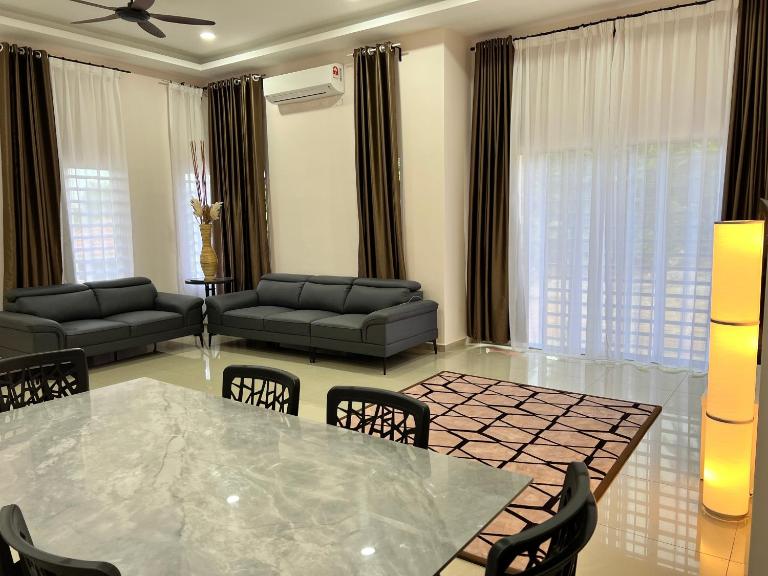 Heza Twin - Karaoke, Pool & BBQ - B&B Port Dickson