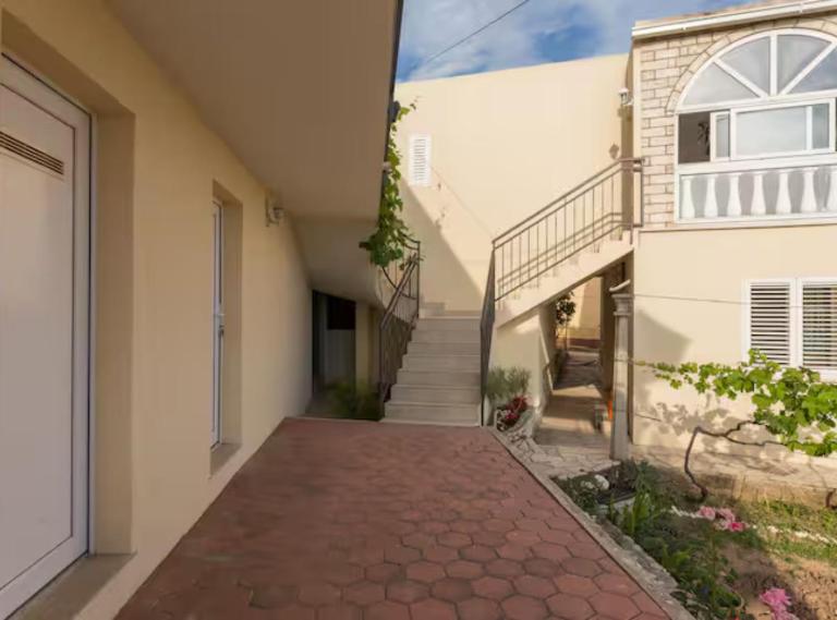 Mountain House with Sea View - B&B Mlini