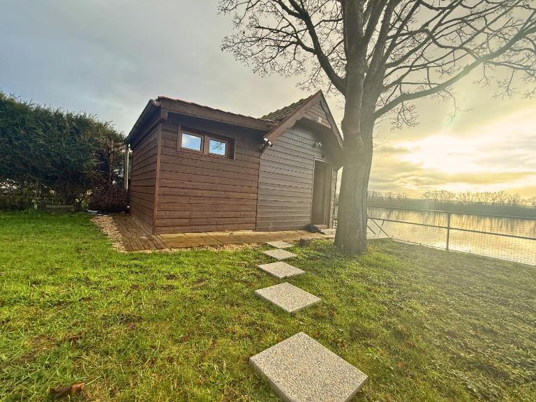 Charmante cabane rustique en bord de Seine - Bed and Breakfast La Roquette