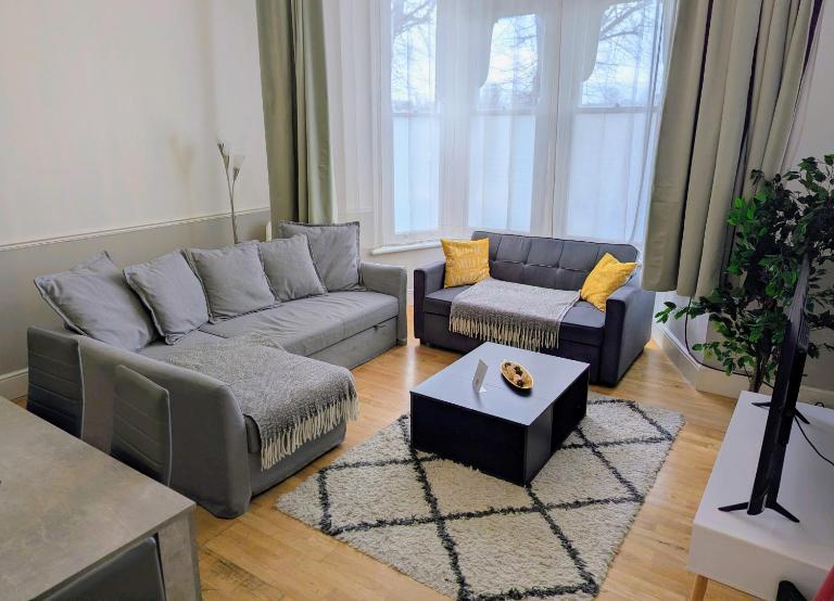 2 Bedroom House with Garden and Free Parking -10 min to London Bridge and near Lewisham Hospital - B&B Lasham