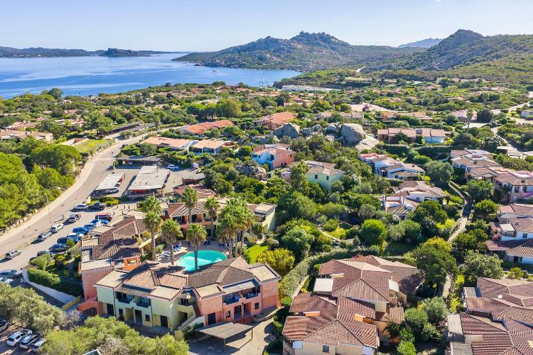 ISA-apartments with air conditioning and outdoor private space in residence with swimming-pool in Palau, only 150 meters from the sea - B&B Palau