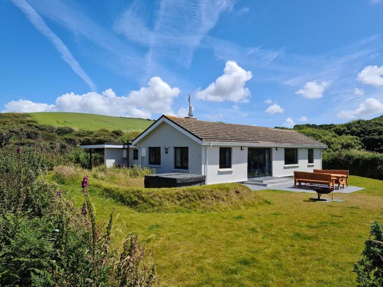Beachfront bungalow by the sea, Nolton Haven, Pembrokeshire - B&B Nolton