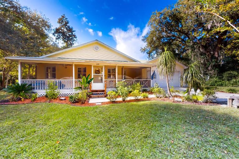 Serene home with enclosed yard, grill, games, & central AC - dog-friendly - B&B Saint Augustine