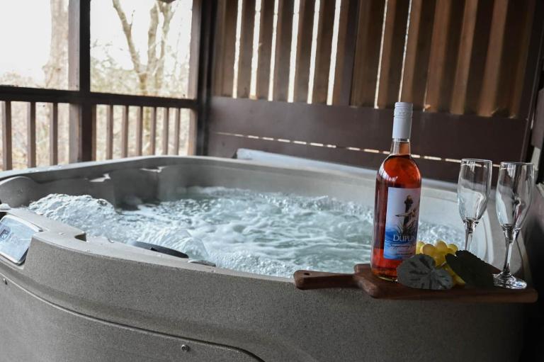 Cuddly Bear New Hot Tub Private Gas Grill Location - B&B Pigeon Forge