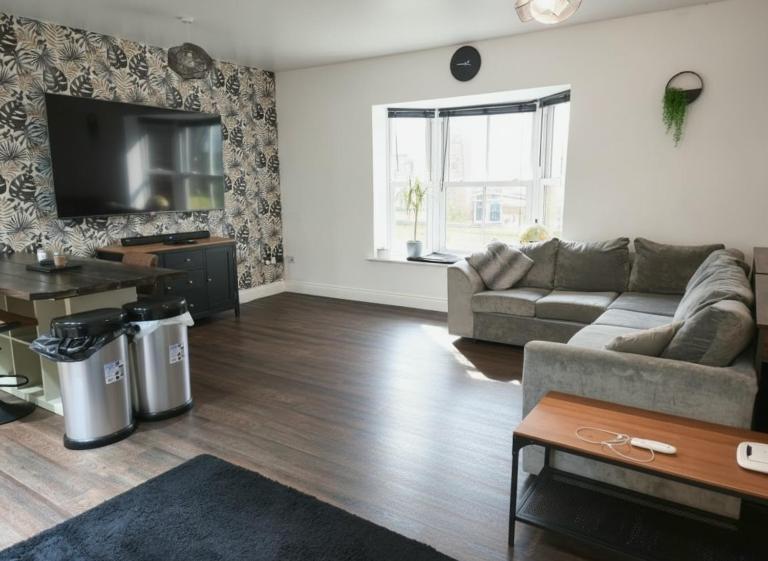 2 Bed Flat - Close to airport & station - Bed and Breakfast Crawley