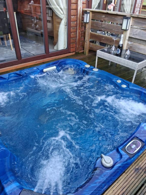 Redwood lodge with luxury hot tub at Three lochs holiday park - Ferienwohnung Balminnoch