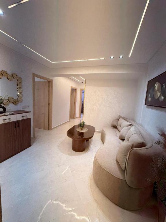 Modern apartment in Tangier - Bed and Breakfast Gueznaia