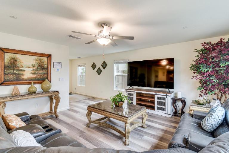 Pool Table & Patio! Spacious Merced Getaway - Bed and Breakfast Merced