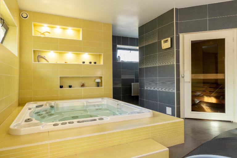 Domaine de Godchure - Gîte 11 pers Jacuzzi & Sauna - B&B Saint-Hubert