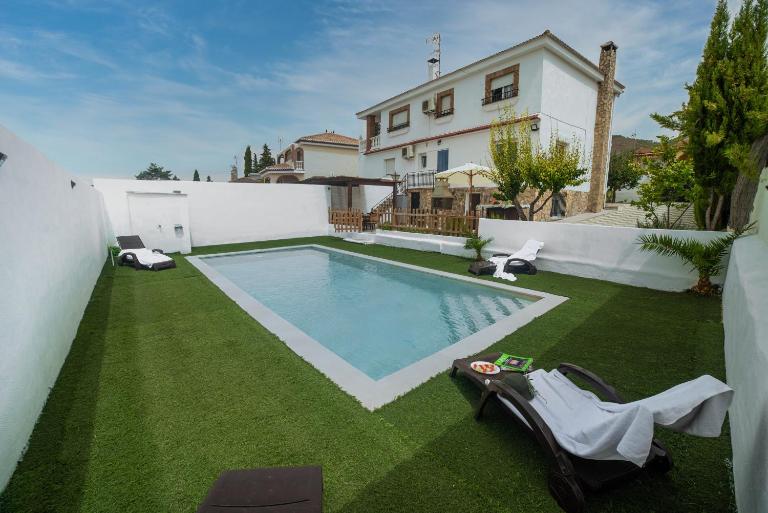 Magnificent villa: 2 private pools, BBQ, garden & parking. 13 per. In Padul - B&B Granada