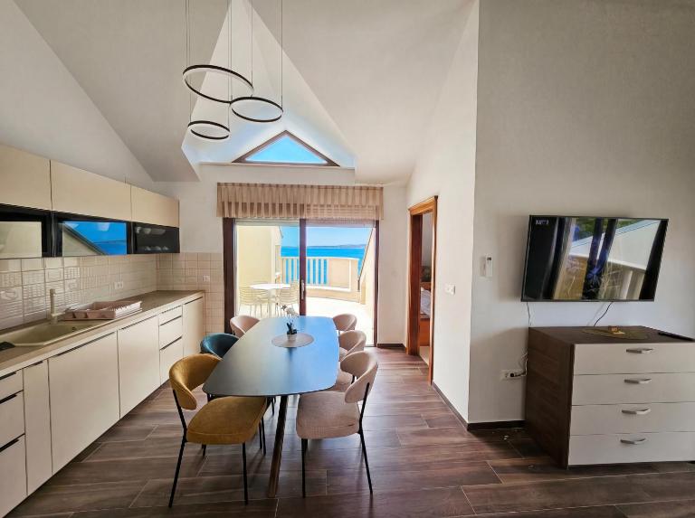 Luxury Beachfront Villa Bregeš - First row to the sea - B&B Povljana