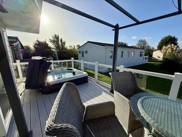 Poppy Meadow Large Hot tub Lodge - Chambres d'hôtes South Cerney