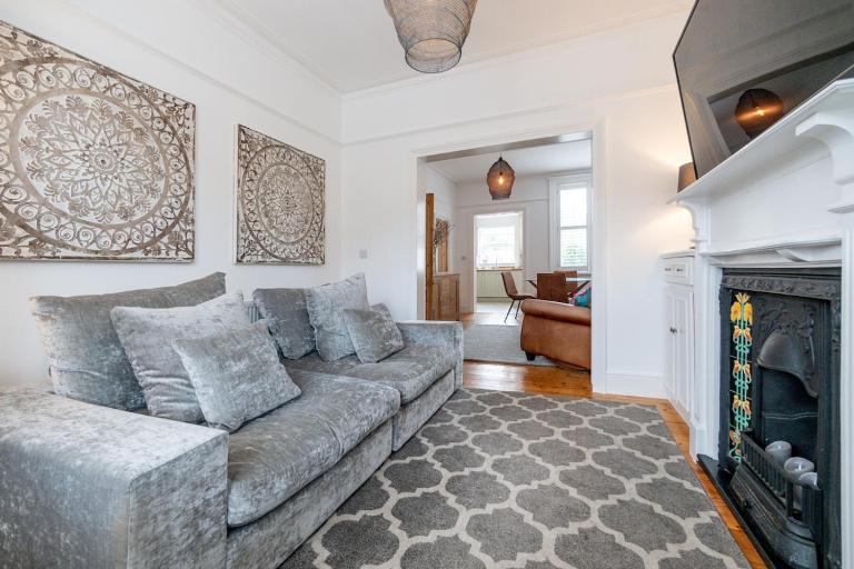 Beautiful period house, 2 bed, 2 bath and parking - B&B Hale