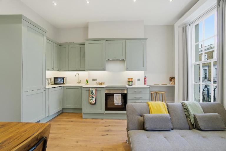 Modern Bright Apartment Near Victoria Station - Ferienwohnung London
