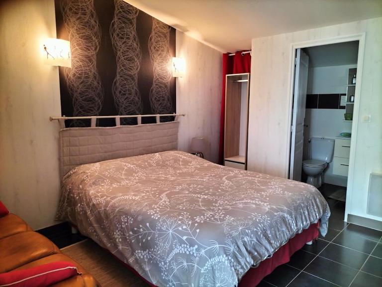 A l'orée des champs, 3 étoiles, climatisé, lit king-size, piscine d'été - Chambres d'hôtes La Crèche
