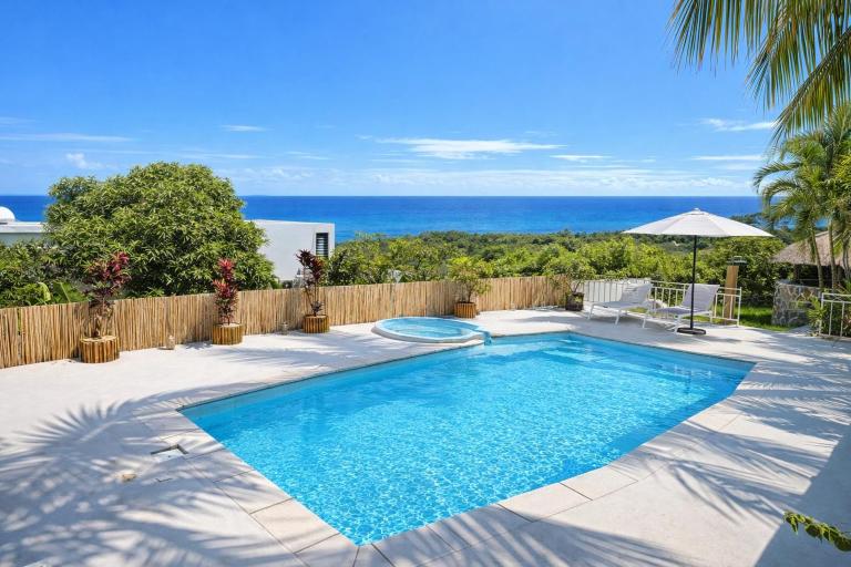 LAKAZ DEL VISTA - Luxurious new apartments with panoramic sea views, pool & garden retreat - B&B Tamarin