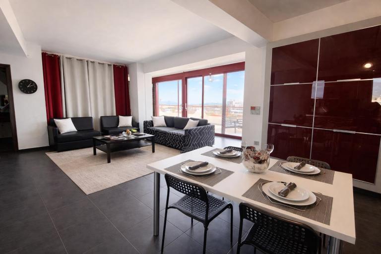5-Star feel - Luxury penthouse for 4 with huge balcony & view ,8 min from Athens airport - B&B Koropí